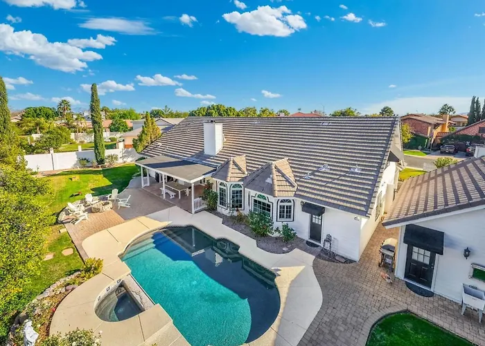 Pool, Hot Tub, Game And Fire Pit Holiday home Mesa