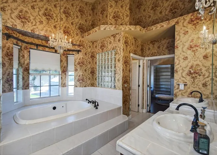 Pool, Hot Tub, Game And Fire Pit Holiday home