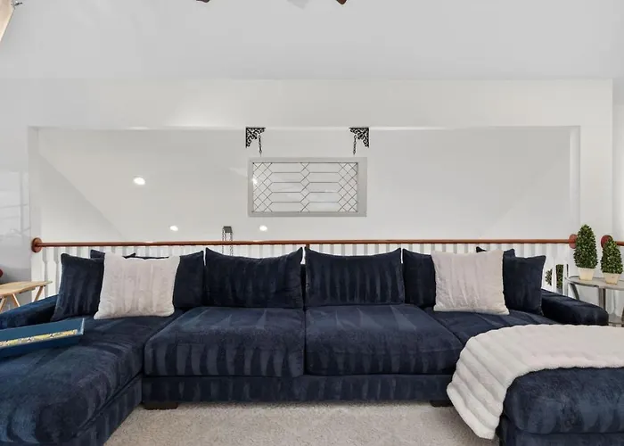 Pool, Hot Tub, Game And Fire Pit Holiday home