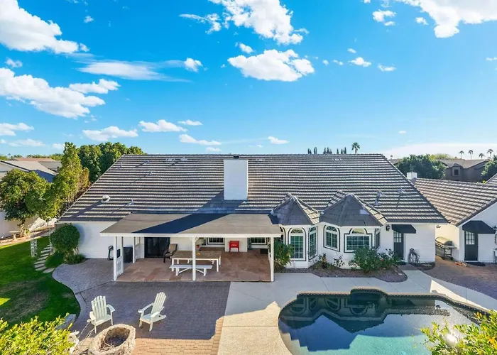 Pool, Hot Tub, Game And Fire Pit Holiday home